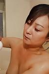 Lusty Asiatique milf donne Un savonneuse la main et Un humide pipe dans l' salle de bain