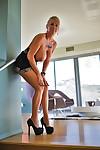 rondborstige Blond vrouw Sandra Otterson poseren voor sexy Topless solo Schieten
