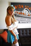 kinky blonde Hausfrau Sandra Otterson posing Topless in weiß Strümpfe