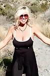 Reifen blonde Sandra Otterson ist walking Topless im freien So sexy
