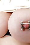 तेजस्वी परिपक्व महिला दिखा रहा है बंद उसके बड़े स्तन के साथ Pinched निपल्स