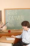 bruna grassi Olivia rimboccando Il suo studente in Classe per gradi
