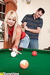 сексуальная Блондинка в джинсы Дженни Гамильтон зачистки и сосать на В бассейн Таблица