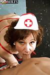 Reifen Krankenschwester Elle Denay stripped aus Ihr uniform und aufgespießt auf prall Fleisch