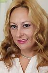 सुनहरे बालों वाली परिपक्व फूहड़ रॉक्सी जेनिंग्स है प्रदर्शन उसके बड़े प्राकृतिक स्तन