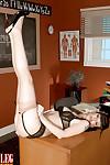 olgun öğretmen Audrey Maxx gösterilen kapalı seksi bacaklar içinde külotlu çorap