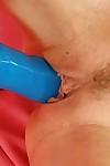 परिपक्व लेज़ी में मोज़ा मनभावन उसके गीला योनी के साथ एक कम्पन या उत्तेजना यन्त्र