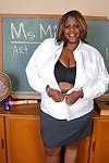 volwassen Ebony docent ssbbw winxx is uitkleden in De Klas