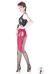 Lusty Reifen Fetisch lady posing in provokativ latex outfit