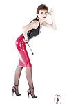 Lusty Reifen Fetisch lady posing in provokativ latex outfit