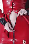 kinky mature dame dans latex Costume montrant off Son rasée chatte