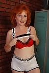 लाल बालों वाली परिपक्व साशा दर्शाता है उसके स्तन में के ड्रेसिंग कमरे