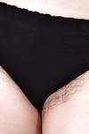 परिपक्व यूरोपीय बेब सोफिया मैथ्यू पालतू जानवर उसके अद्भुत बालों वाली योनी