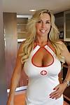Big busted blonde Reifen Babe posing in Krankenschwester uniform und Strümpfe