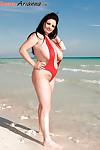 Brünette praller Arianna sinn befreien Big Titten aus Badeanzug bei Strand