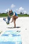 सुनहरे बालों वाली समुद्र तट बेब ब्रिटनी ब्रूक्स प्रस्तुत पूरी तरह से कपड़े के साथ में डेनिम जीन्स