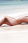 MILF pornstar haciendo alarde de Desnudo y acariciando Pequeño Tetas en el Playa