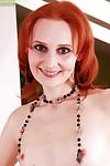 이전 빨강 머리 섹시한중년여성 Bachova 포즈 대 비 누드 란제리 사진