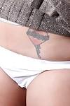 busty और टैटू , वेरोनिका चमकती सफेद अंडरवियर और प्राकृतिक स्तन