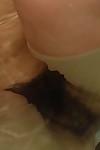 एशियाई काले बाल वाली बेब के साथ छोटे स्तन Yoshimi कपड़े धोने की उसके पतला शरीर