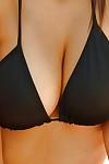 Verrukkelijk Brunette hottie met vlekkeloze curves krijgt rid van haar Bikini outdoor