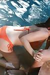 outdoor neuken met rondborstige mama Raquel devine gefilmd zwembad