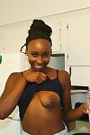 Geweldig amateur Ebony Naomi laat uit haar groot zwart boobies!