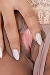 Пышнотелая эбони модель Кики Минаж удаляет сексуальная бюстгальтер и нижнее белье в Дрочить