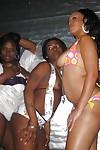 czarny matka Kochanie w sexy Bikini Joei Deluxxx pokazuje jej gorąca ciało