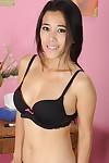 Fascinant Babe Sasha Ming montrant nouveau lingerie et frotter seins
