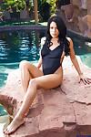 惊人的 和 性感的 latina 家庭主妇 Luna 赤裸裸的 通过 的 游泳池