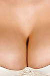 busty milf Eva Notty sahip büyük göğüsleri ve Meme uçları yağlanmış Üzerinde masaj tablo