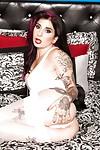Inked Fetish en Bdsm model Joanna Angel modellering wit lingerie