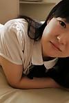Azji Kochanie Аяне Ikeuchi pozowanie w spódnica i rajstopy скалит małe cycki