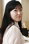 Asiatique Babe ayane Ikeuchi posant dans Jupe et collants bares Minuscule seins