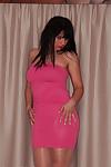 뜨거운 이전 섹시한중년여성 Desyra Noir 포즈 전 옷을 입고 에 오 핑크 드레스
