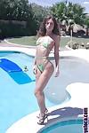 seksi Model Naomi Russell gösterilen büyük yuvarlak popo at bu havuz