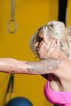 tatuado Loira milf Nina Elle práticas esportes com oleada Grande mamas