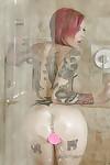 gorąca rudzielec Anna Dzwon szczyty Pokazując off tatuaż i duży cycki w prysznic