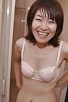 Sassy Asiatique milf Avec Minuscule seins miki Ando déshabillage et la prise de douche