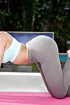 Curvy Latin milf lela Yıldız ve onu bataklık ganimet Çalışma dışarı içinde Yoga Pantolon