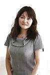 Aziatische milf Michiko Sudo uitkleden en vibing haar bijgesneden split