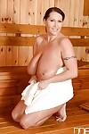Europea milf Con davvero Grande Tette Laura Orsolya scherzi in il sauna