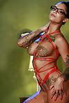 Grande Tette milf Babe Con sexy tatuaggi Bonnie Marcio pose in Occhiali