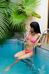 posant :Par: l' piscine latina Rebecca Rios montre off Son sexy actifs