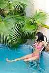 posing :Von: die Pool latina Rebecca Rios zeigt aus Ihr sexy Vermögenswerte