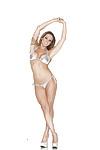 Bikini modelo Rachel Roxxx posando en Un Caliente Traje de baño y Alta tacones