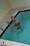 Lindo rubia MILF Barbi Sinclair muestra su fantástico Cuerpo usar sexy Bikini en el pool.