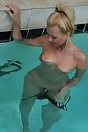 Mignon blonde milf Barbi Sinclair montre Son fantastique Corps le port de sexy bikini dans l' pool.