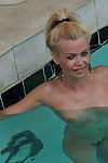 Bonito loira milf Barbi Sinclair mostra ela Fantástico corpo vestindo sexy biquini no o pool.